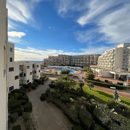 Front De Avec Terrasse Et Parking