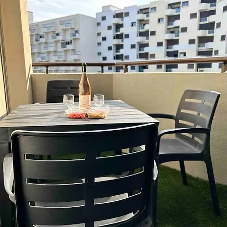 Front De Avec Terrasse Et Parking *