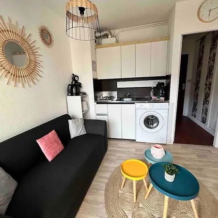Front De Avec Terrasse Et Parking *